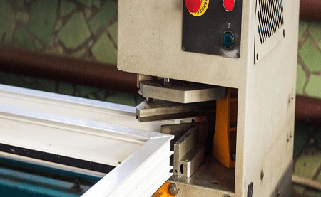 行業 |包裝 |臺達裁切護角機解決方案，動作柔順，高速精密